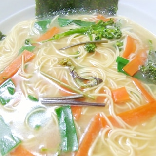 野菜と山菜たっぷりの豚骨ラーメン